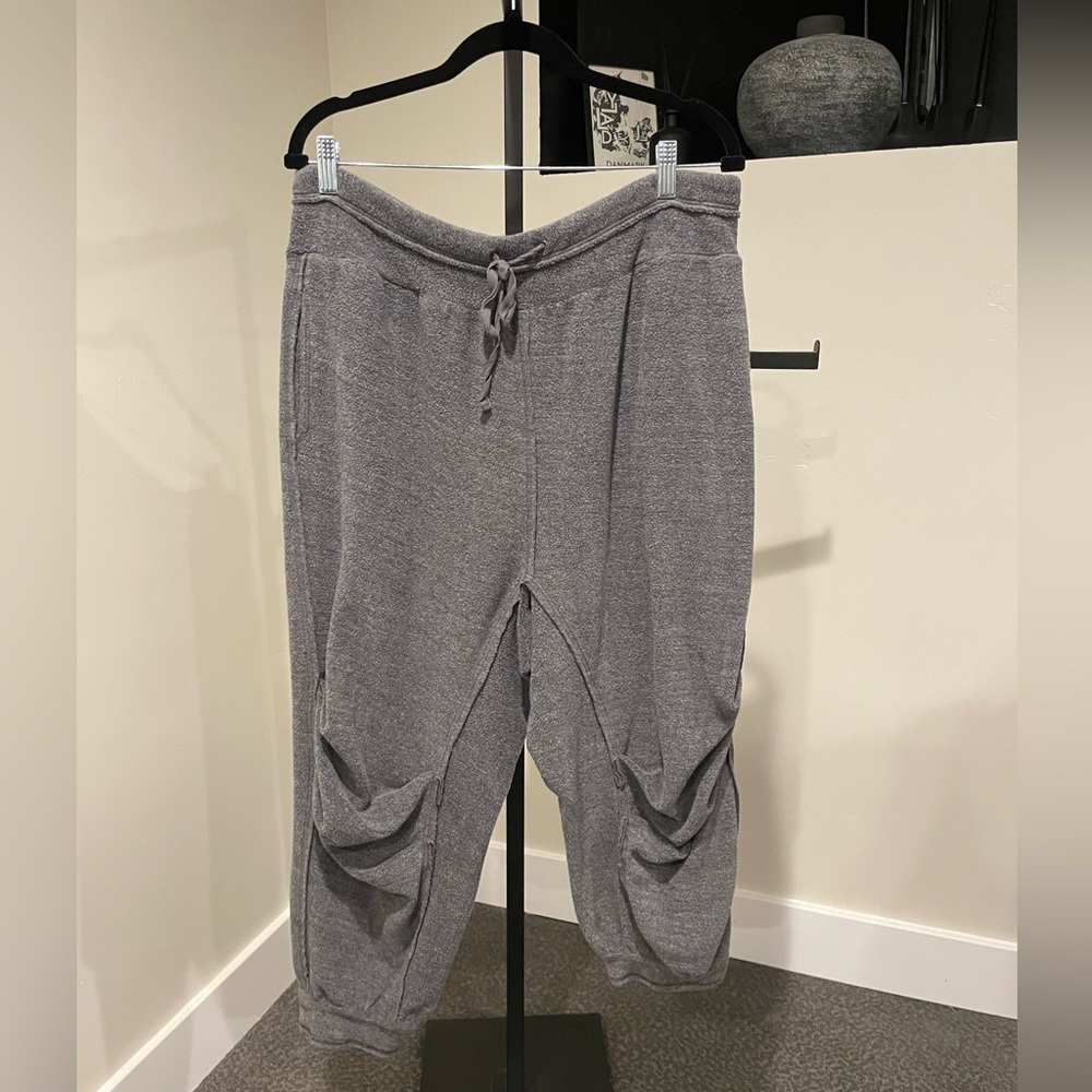 FREE PEOPLE INTIMATELY FLEECE JOGGER CROPPED SWEATPANTS-L